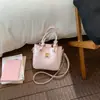 Bolso de Mano Rojo de Lujo de Gama Alta para Mujer, Nuevo Estilo Commuter Primavera 2026, Bolso Cubo para Llevar en la Mano, al Hombro y Cruzado