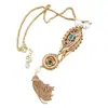 Collar de Cadena con Borla y Flor en Relieve con Patrón Hueco Estilo Vintage de Qingdao, Collar Dorado Liso para Mujer