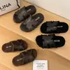 Sapatos de pelúcia, versão coreana para outono e inverno, sola macia, novo estilo 2026, chinelos peludos femininos, sandálias slide com sola grossa, estilosos para uso externo, preto