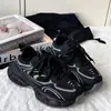 Zapatos casuales ligeros de suela gruesa, versátiles, nuevos para primavera y otoño de 2026, para estudiantes, tipo "dad shoes" negros, populares en nichos, con diseño de grulla de almohada blanca, para mujer.