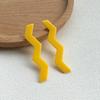 Caña japonesa de onda larga dentada color pétalos de flor accesorios acrílicos diy mano aretes mayoreo