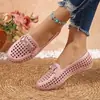 Comercio Electrónico Transfronterizo Tallas Grandes Verano 2026 Nuevas Sandalias Mujer Pedrería Suela Plana Huecas de Una Tira Slip-on Sandalias Mujer Al por Mayor
