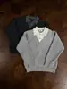Suéter de punto gris estilo 'old money' para hombre, de aspecto de dos piezas, cuello alto, perfecto para otoño e invierno, con un look limpio y sofisticado, ideal como capa interior