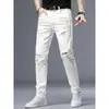 Jeans blancos de alta gama italianos rotos para hombre, nuevo estilo primavera 2026, marca de moda, pantalones ajustados skinny con parches