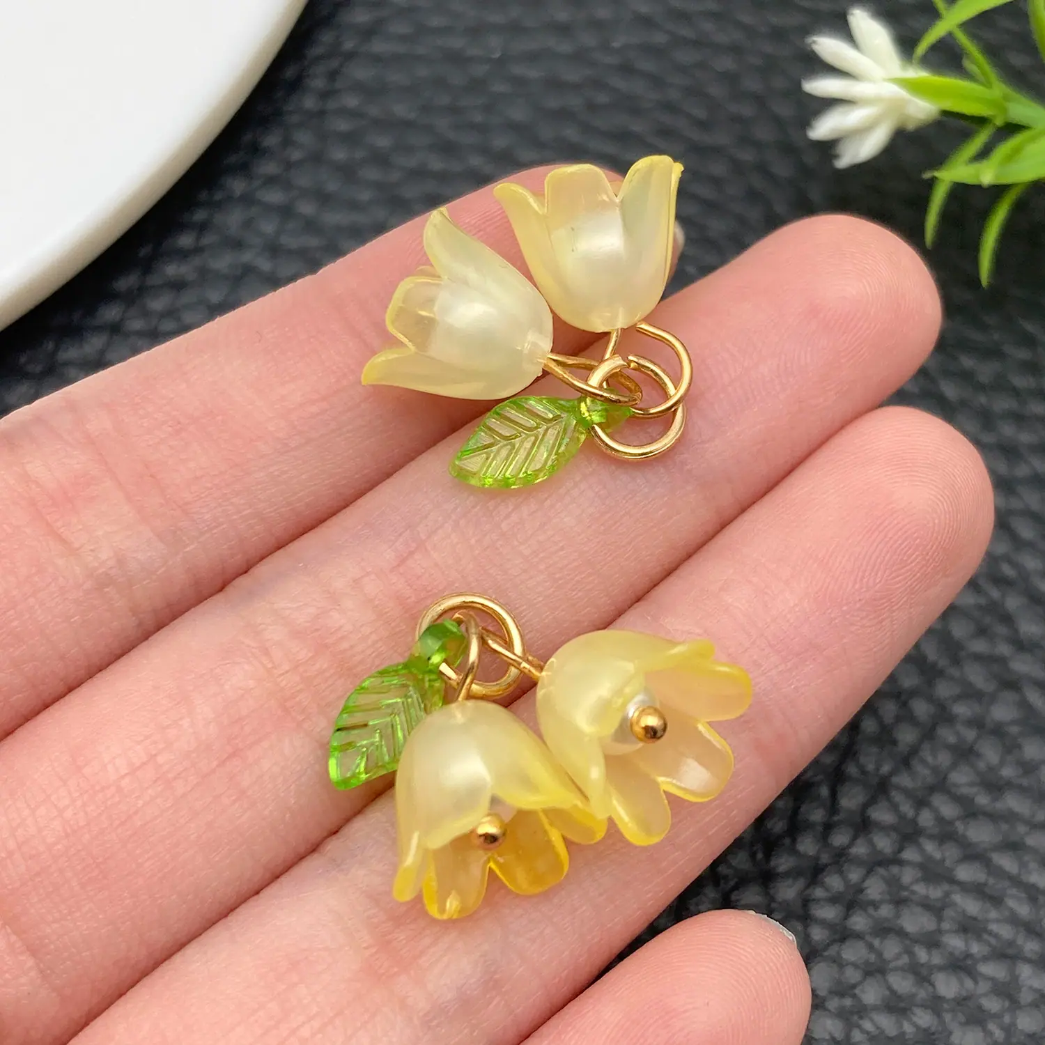 23265-成品-透明黄色亚克力绿叶双个铃兰花22x20mm