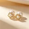 Aretes Metálicos Estilo Chanel Estilo Francés Vintage con Letra Inglesa y Perla Lujo Ligero de Alta Gama Elegantes Moda Tendencia