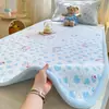 Cubrecama de tres piezas de doble cara de doble capa de gasa, terciopelo de leche, terciopelo de bebé, Clase A, protector de cama multifuncional para dormitorio de estudiante