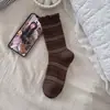 Calcetines a rayas de bloques de color, nuevos estilos de otoño para mujer, calcetines de compresión ligera hasta la mitad de la pantorrilla, adorno de encaje dulce estilo coreano, calcetines grises con volantes, calcetines sin costuras