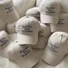 Essencial para Todas as Estações! Boné de Baseball Doce Off-White com Bordado Azul Inglês para Mulheres, Novo Moda 2025 Boné Duckbill