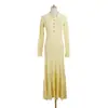 Vestido de punto liso para principios de otoño de 2026 con cuello en V, diseño acanalado, botones dorados, corte ajustado, longitud larga y mangas largas de estilo francés