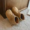 Botas Martin de camurça retrô para meninas, novas botas de tornozelo estilo coreano com biqueira dividida para o outono/inverno de 2026, botas da moda com franjas para crianças mais velhas