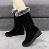 Botas gruesas de media pantorrilla, botas de nieve antideslizantes para mujer, nuevo estilo de invierno 2026, botas de algodón forradas de felpa, de suela plana, con un ligero tacón, botas de algodón grandes para la región noreste