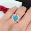 Anillo de circonita azul y verde con incrustaciones de diamante cuadrado de temperamento abierto, moderno anillo de diamantes de imitación de turmalina color esmeralda para hombre.