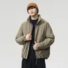 Chaqueta de algodón cálida a prueba de viento con cuello alto estilo retro americano para hombre, nuevo modelo de invierno 2026, corte holgado, engrosada, resistente al frío, chaqueta de trabajo, moderna