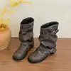 Botas nuevas de estilo caballero, con tacón grueso y punta redonda, para mujeres petite, colección otoño 2026, botas de media pantorrilla con hebilla de cinturón y remaches, estilo coreano