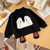 [En Stock] Dy255572 Suéter Infantil 2025 Invierno Estilo Coreano Cuello Redondo Pingüino de Dibujos Animados Suéter de Punto para Niños