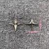 Broche de Lapela Metálico em Liga de Zinco Estrela Cruz Prateada para Terno Masculino e Feminino, Pin de Lapela Moderno Europeu e Americano com Design de Luxo Leve e Estilo Estrela