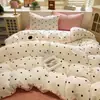 Juego de ropa de cama de cuatro piezas de terciopelo de leche, nuevo estilo 2026, diseño de lunares, juego de sábana y funda de edredón de vellón de coral para invierno