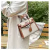Bolsos estilo nuevo candado bolso Kelly, bolso de mano de moda europeo y americano con bloques de color para mujer, bolso cruzado de hombro texturizado y empalmado