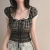 Camisa Coreana Chic com Renda e Gravata Borboleta de Manga Curta para Mulheres Verão Sexy Plissada Slim Fit Decote Exposto Estilo Curto