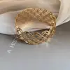 Pulseira de Metal Larga Redonda Oca Popular na Europa e América Exagerada Única Manicômio Design de Moda Sentido Joia de Mão de Nicho para Mulheres