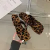 Chinelos de plataforma com estampa de leopardo da moda para mulheres, calçados de verão para uso externo, novo modelo 2026, que aumenta a altura, sandálias de praia versáteis