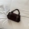 Bolsa de mão retrô com tachas estilo coreano, bolsa tipo Boston almofadada, elegante e atraente, moderna e descolada, bolsa de ombro única para mulheres