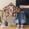 Conjunto de Ropa de Verano para Niños 2026 Nuevo Elegante Camisa a Cuadros de Manga Corta para Bebé Conjunto de Tres Piezas de Verano para Niños Moderno
