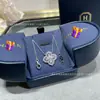 Colar Hw Loop Trevo de Quatro Folhas Hw Huirui Dourado Cheio de Diamante Pingente Vazado em Forma de Flor Corrente para Clavícula 18K Ouro Artesanato de Precisão CNC para Mulheres