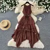 Vestido de alcinha estilo férias para mulheres, com barra amarela assimétrica, cintura marcada e design em A com detalhes de amarração, criando um visual estiloso e elegante.