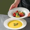 Plato al por mayor Alta apariencia Cerámica simple Plato blanco puro Hogar Plato hondo Plato acanalado para ensalada pasta Plato para comida occidental