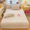 Lindo Estampado de Gatito Clase A Gasa de Doble Capa Tipo Nube Conjunto de Tres Piezas Estilo Infantil y Estudiantil con Sábana Bajera Completamente Envuelta y Completamente Fija