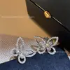Colar de Laço Levemente Luxuoso com Pingentes de Gota D'água Dourada em V, Design Vazado com Cravação Completa de Diamantes, Acabamento de Precisão CNC, Corrente para Clavícula Banhada a Ouro 18K