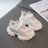 Tênis esportivos respiráveis de malha dupla estilo coreano, modernos, para estudantes, cores clássicas em bloco, novo produto outono 2025, para meninos e meninas, tênis de pai