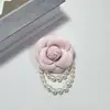 Broche de flor de camelia y perla estilo Chanel, pin de tela tridimensional, accesorio de alta gama, venta al por mayor