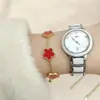 Pulseira Flor de Cinco Pétalas em Aço Titânio Dourada Pulseira Feminina Luxo Leve Simples Banho de Ouro 18K Joia de Aço Inoxidável