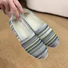 Nuevos Zapatos de Tela de Beijing Antiguo para Mujer de Primavera y Otoño, Zapatos de Mamá, Zapatos de Lona Versátiles de Caña Baja Antideslizantes de Suela Blanda, Envío Directo de Una Pieza