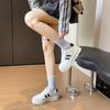 Zapatos blancos pequeños de primavera 2025, nuevos zapatos de estilo coreano para estudiantes femeninas, zapatos deportivos de suela gruesa con aumento de altura, raqueta de calle informal G7701