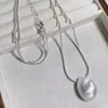 Diseño de Nicho Estilo Frío Elegante Versátil Plata Cepillada Gota de Agua Colgante Geométrico Collar Largo Cadena de Lana Colgante
