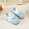 Zapatos suaves y transpirables para niñas estilo Forrest Gump, nueva colección otoño 2026, zapatillas blancas de moda y casual estilo coreano para niños, zapatos para bebés, modernos