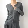 Cardigã de malha canelada branca de lã de cordeiro curta com gola redonda para mulheres, peça externa de ajuste slim para primavera/verão, jaqueta de proteção solar
