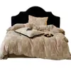 Lujoso juego de ropa de cama de cuatro piezas bordado de terciopelo de leche, funda de edredón de forro polar coral cálido de invierno, ropa de cama antiestática