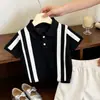 Ropa Infantil Estilo Coreano 2026 Verano Nuevo Bloque de Color Blanco y Negro Cuello Polo Tejido Manga Corta Niños Pantalones Cortos Casuales Blancos Modernos