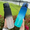 2025 Verano Explosiones Portátil Portátil Gradiente Alto Valor de Color Gran Capacidad Plástico Montar Fitness Taza de Agua para Estudiantes Hombres y Mujeres