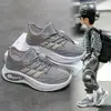 Sapatos de Coco para Crianças 2026 Primavera/Verão Novos Tênis Casuais Respiráveis de Malha para Crianças Maiores Sapatos de Pai Tênis Esportivos Infantis Tendência