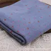 Tela de Mezclilla Lavada con Sal con Estampado Floral de Rosas Pequeñas para Ropa, Vestidos y Bolsos, Mismo Estilo que el de Lucy
