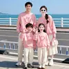 Atacado de moletons de alta qualidade, novos estilos, com rostos sorridentes grandes e coloridos, adequados para famílias de três ou quatro pessoas, perfeitos para eventos escolares e como uniformes de classe da moda.