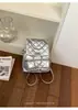Mochila pequena coreana estilo Chanel com padrão de diamante para mulheres, nova coleção 2026, bolsa de ombro com corrente versátil e fashion para passeios