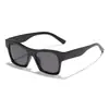 Las nuevas gafas de sol cuadradas vintage de Raine son imprescindibles para el estilo urbano de moda y la protección solar.