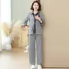 Conjunto esportivo de casaco de primavera para mães, novo estilo para mulheres de meia-idade e idosas, solto e estiloso, conjunto casual de duas peças para primavera e outono